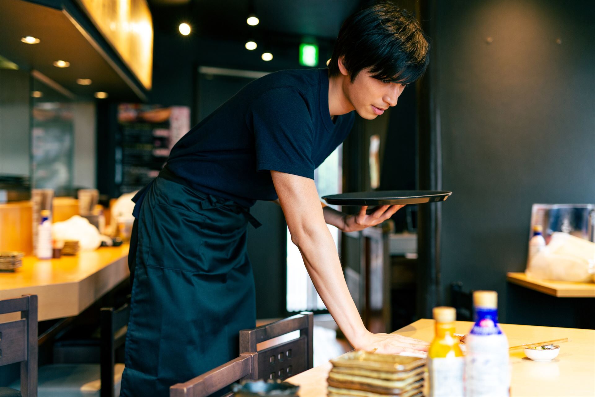 配膳準備する男性スタッフ