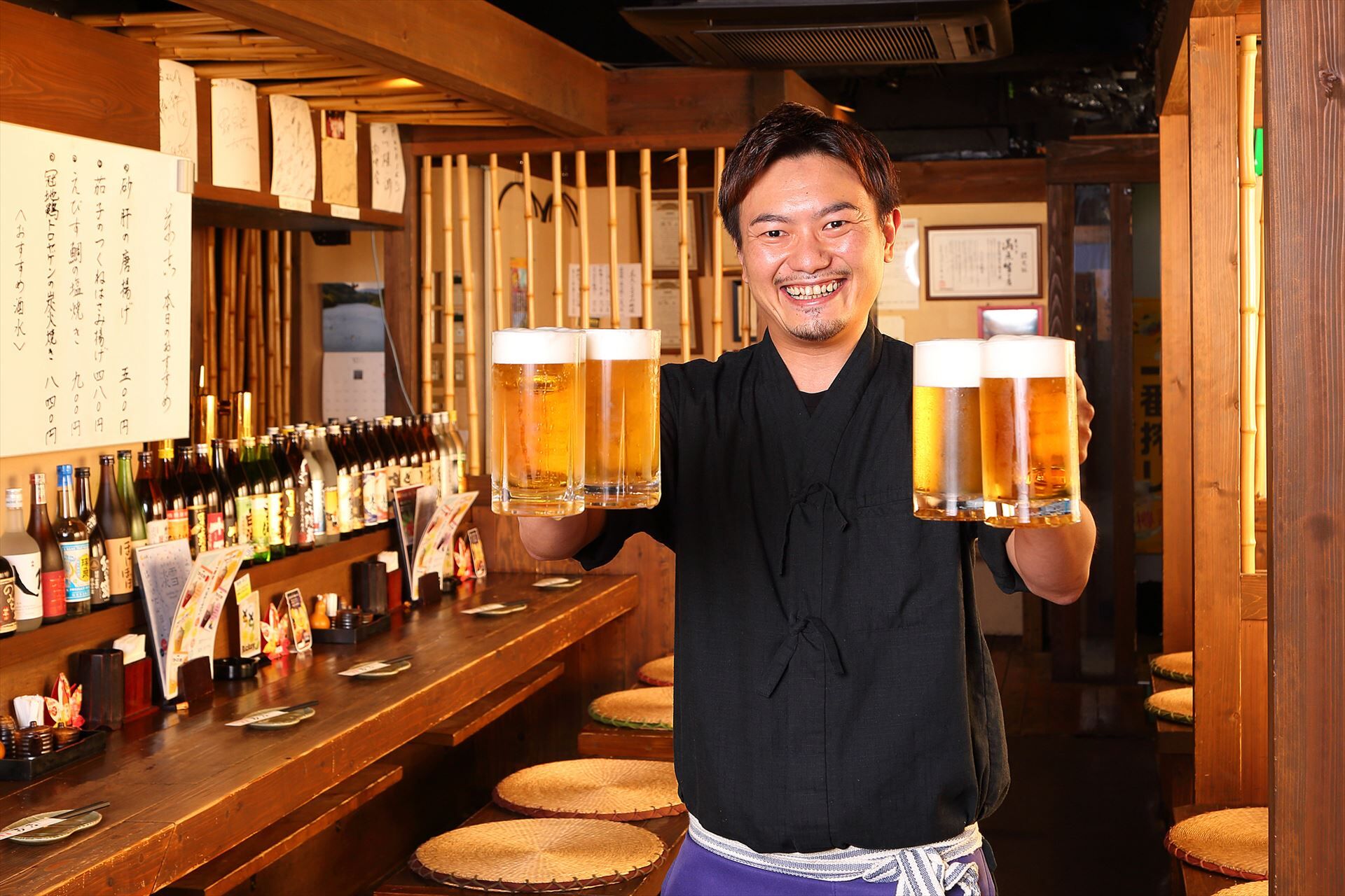 ビールを運ぶ男性スタッフ